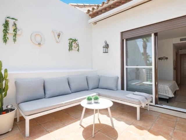 Penthouse de 2 chambres à louer à Estepona Pueblo, Estepona avec piscine garage - 2 200 € (Ref: 9471439)