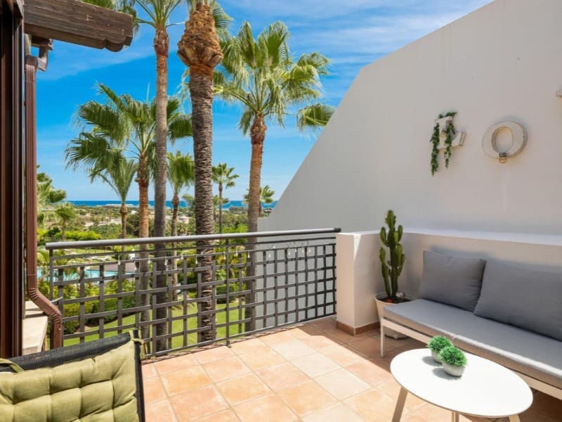 Penthouse de 2 chambres à louer à Estepona avec piscine garage - 2 200 € (Ref: 9471439)