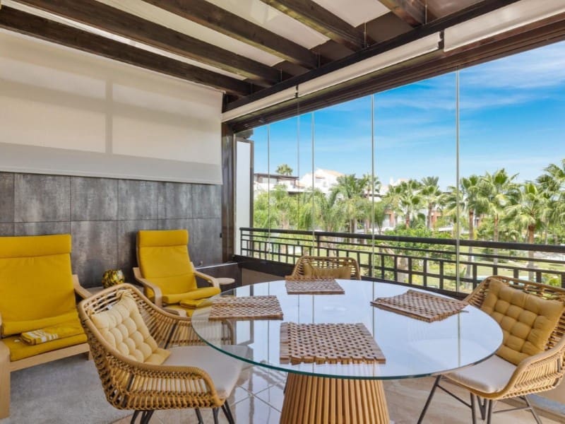 Penthouse de 2 chambres à louer à Estepona avec piscine garage - 2 200 € (Ref: 9471439)