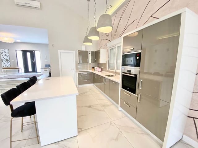 Chalet de 4 habitaciones en San Pedro de Alcantara, Marbella en alquiler con piscina garaje - 8.000 € (Ref: 9471442)