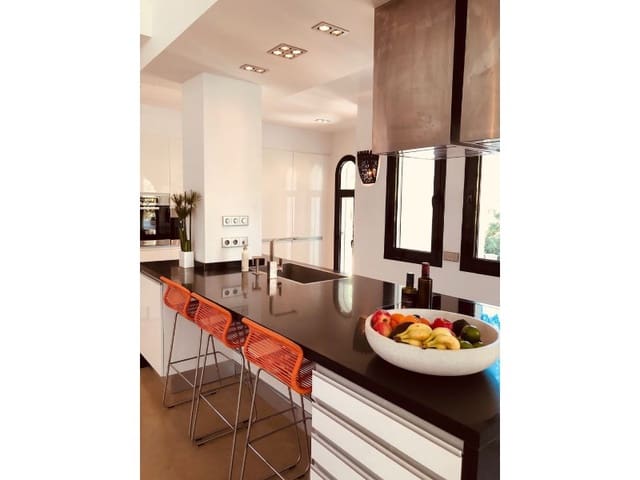 4 makuuhuone Huvila vuokrattavana paikassa Nueva Andalucia, Marbella mukana uima-altaan 
autotalli - 14 000 € (Ref: 9471444)