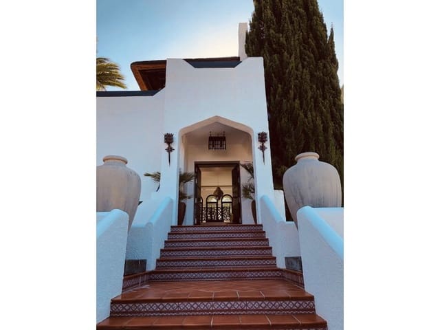 4 makuuhuone Huvila vuokrattavana paikassa Nueva Andalucia, Marbella mukana uima-altaan 
autotalli - 14 000 € (Ref: 9471444)