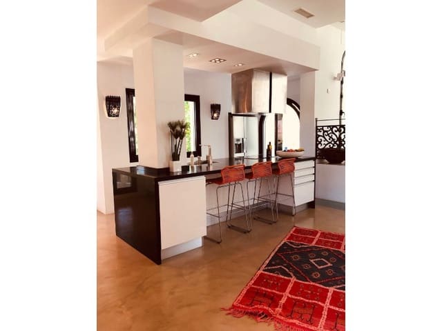 4 makuuhuone Huvila vuokrattavana paikassa Nueva Andalucia, Marbella mukana uima-altaan 
autotalli - 14 000 € (Ref: 9471444)