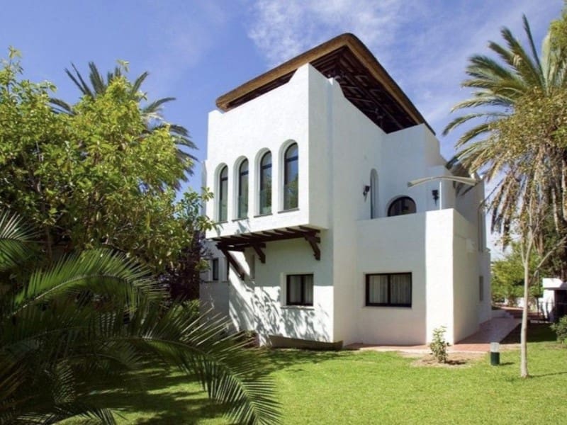 4 makuuhuone Huvila vuokrattavana paikassa Nueva Andalucia mukana uima-altaan 
autotalli - 14 000 € (Ref: 9471444)