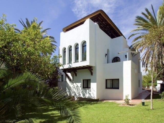 4 makuuhuone Huvila vuokrattavana paikassa Nueva Andalucia, Marbella mukana uima-altaan 
autotalli - 14 000 € (Ref: 9471444)