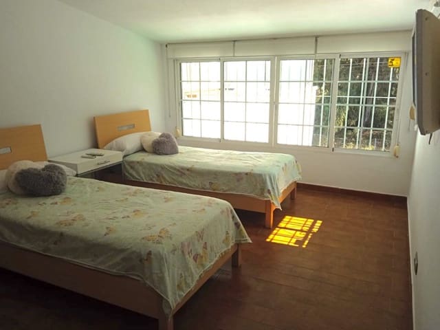 Chalet de 4 habitaciones en San Pedro de Alcantara, Marbella en alquiler con piscina garaje - 6.600 € (Ref: 9471450)