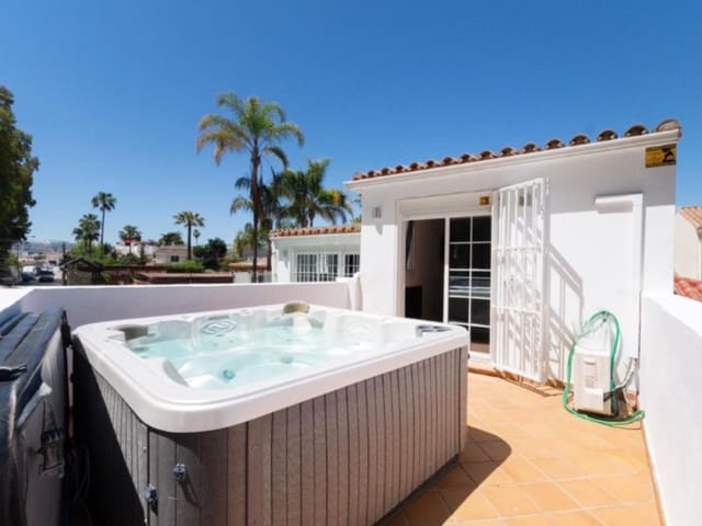 Chalet de 4 habitaciones en San Pedro de Alcantara, Marbella en alquiler con piscina garaje - 6.600 € (Ref: 9471450)