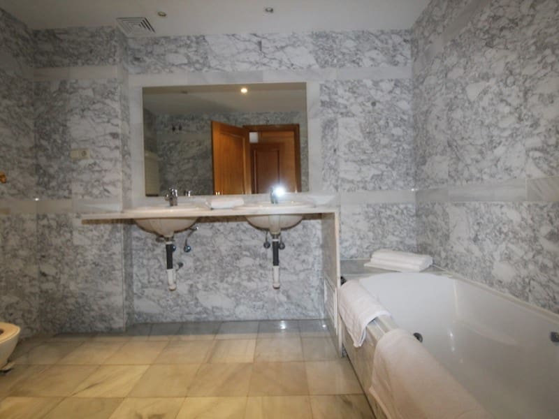 4 bedroom Penthouse for rent in Nueva Andalucia with pool garage - € 5,000 (Ref: 9471453)