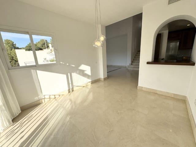 3 soveværelse Semi-Rækkehus til leje i Istán med swimmingpool garage - € 2.600 (Ref: 9471465)