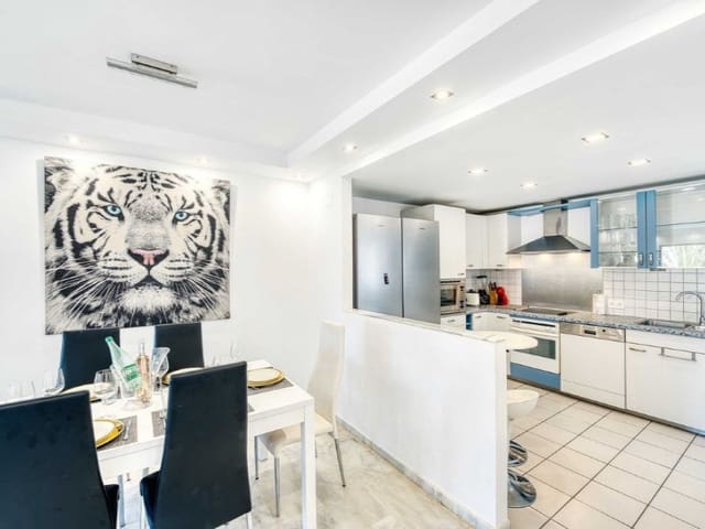 5 soveværelse Penthouse til leje i Elviria, Marbella med swimmingpool garage - € 2.500 (Ref: 9471478)