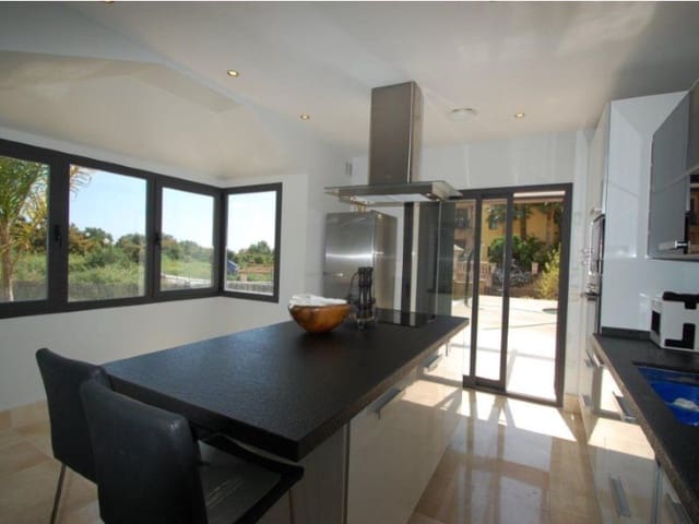 5 sypialnia Willa do wynajęcia w Marbella Centro, Marbella z basenem garażem - 14 000 € (Ref: 9471479)