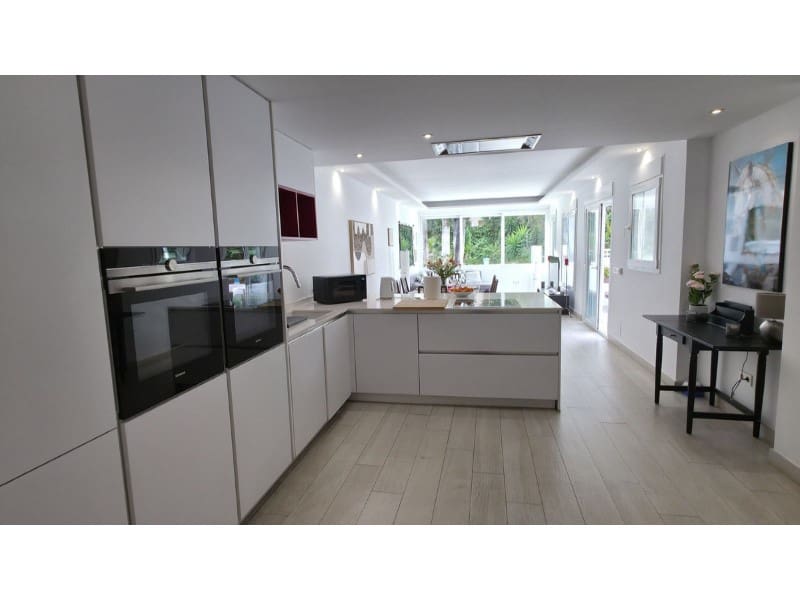 3 bedroom Apartment for rent in Nueva Andalucia with pool garage - € 4,500 (Ref: 9471480)