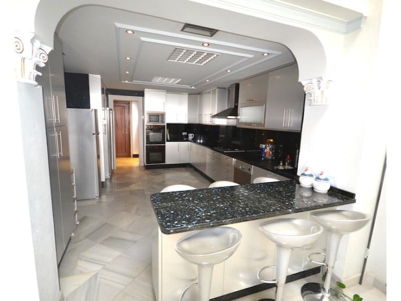 4 bedroom Apartment for rent in Nueva Andalucia with pool garage - € 12,000 (Ref: 9471482)