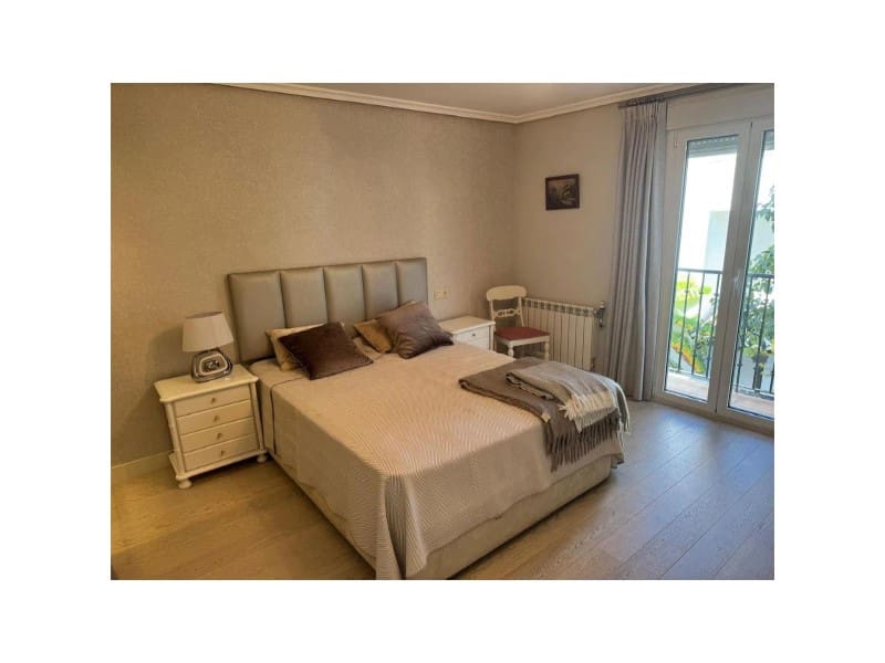 4 bedroom Villa for rent in Golden Mile with pool garage - € 5,000 (Ref: 9473141)