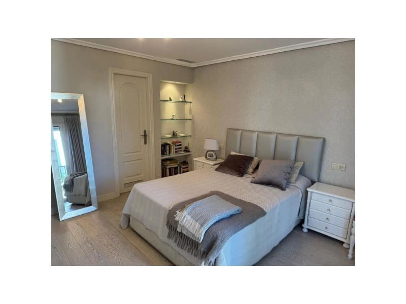 4 bedroom Villa for rent in Golden Mile with pool garage - € 5,000 (Ref: 9473141)