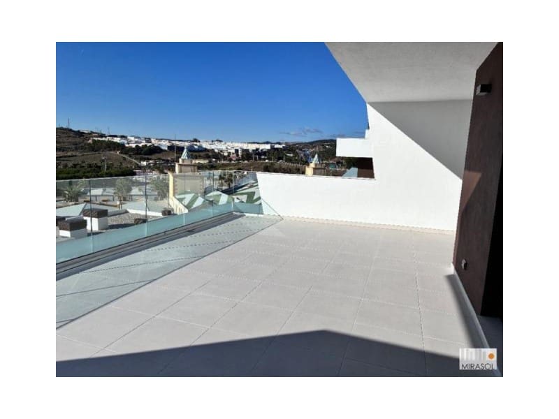 Penthouse de 3 chambres à louer à Estepona - 2 800 € (Ref: 9473201)