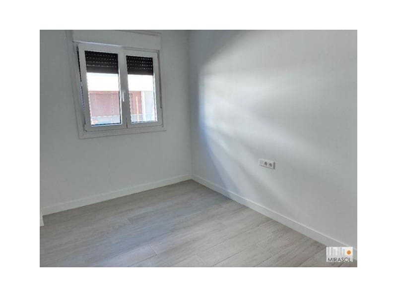 Penthouse de 3 chambres à louer à Estepona - 2 800 € (Ref: 9473201)