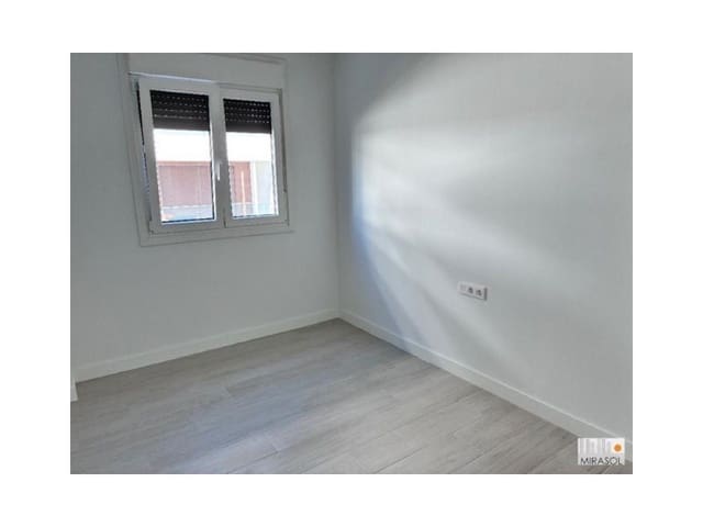 Penthouse de 3 chambres à louer à Estepona Pueblo, Estepona - 2 800 € (Ref: 9473201)