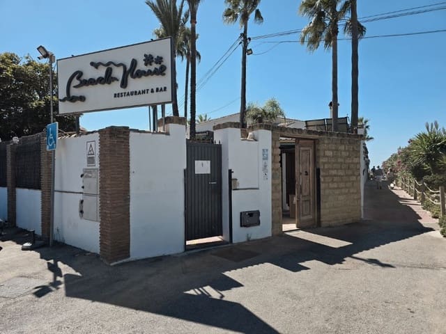 3 sovrum Semi-fristående Villa att hyra i Elviria, Marbella - 2 000 € (Ref: 9571448)