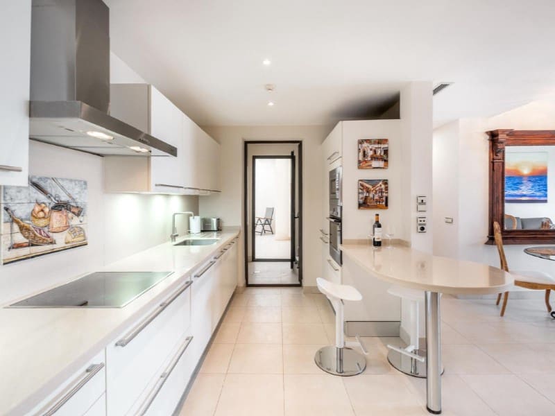 3 quarto Apartamento para arrendar em Marbella com piscina garagem - 2 500 € (Ref: 9571449)