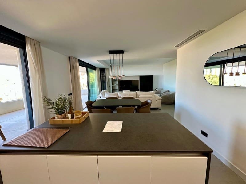 3 soverom Leilighet til leie i Marbella med svømmebasseng garasje - € 4 000 (Ref: 9571450)