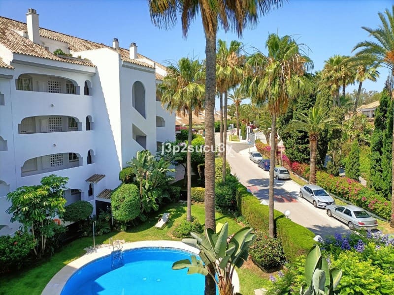 3 sovrum Lägenhet att hyra i San Pedro de Alcantara med pool garage - 2 200 € (Ref: 9571452)