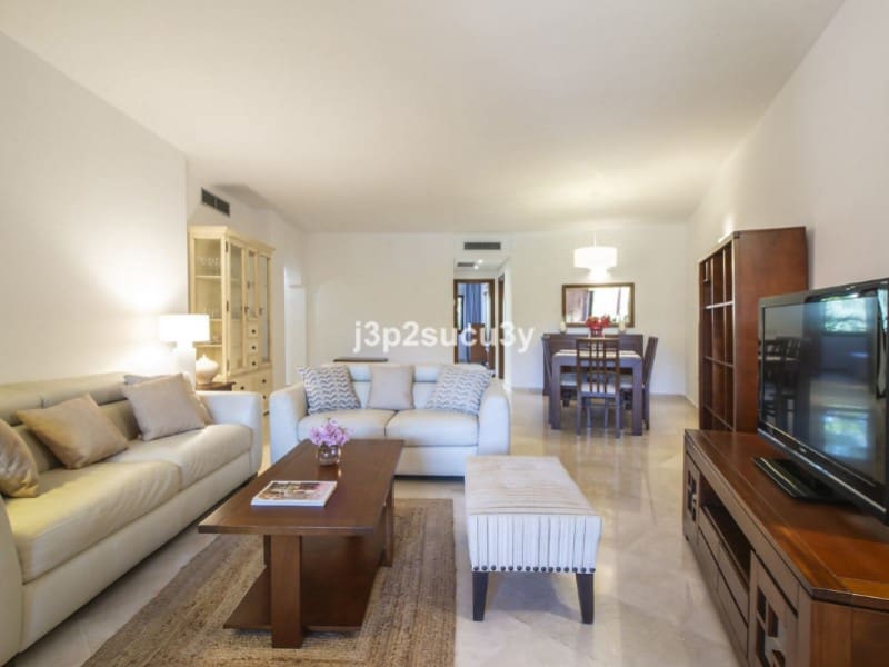 Appartement de 3 chambres à louer à Los Monteros avec piscine garage - 2 200 € (Ref: 9571453)