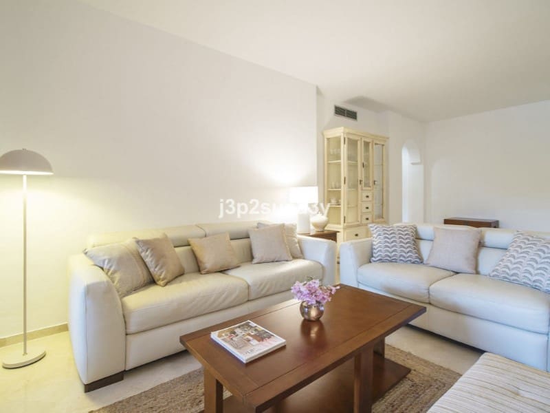 Appartement de 3 chambres à louer à Los Monteros avec piscine garage - 2 200 € (Ref: 9571453)