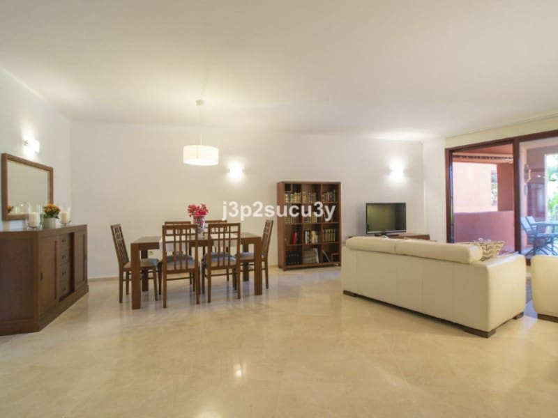 Appartement de 3 chambres à louer à Los Monteros avec piscine garage - 2 200 € (Ref: 9571453)