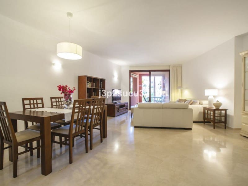 Appartement de 3 chambres à louer à Los Monteros avec piscine garage - 2 200 € (Ref: 9571453)