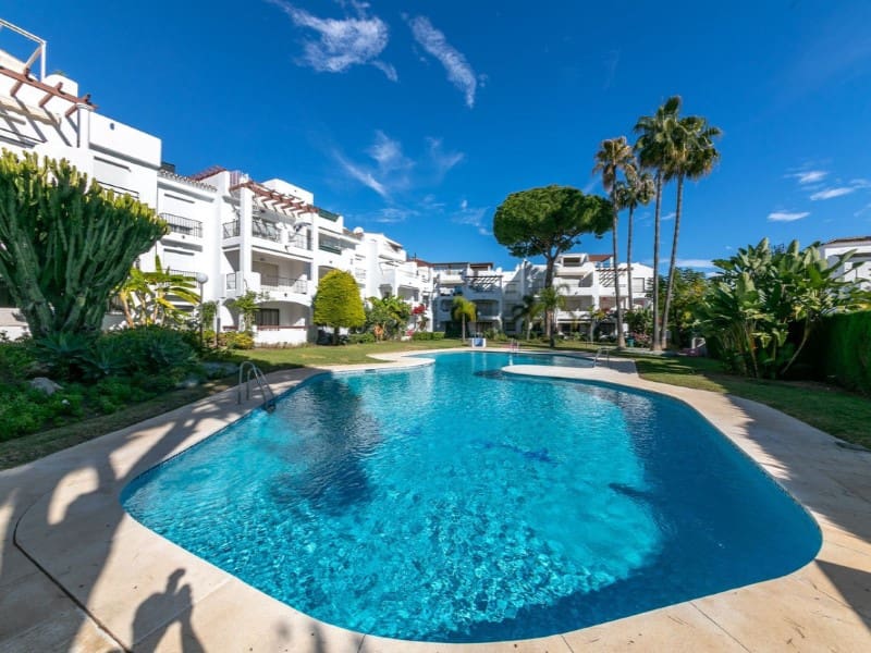 3 bedroom Apartment for rent in Estepona with pool garage - € 1,800 (Ref: 9571458)