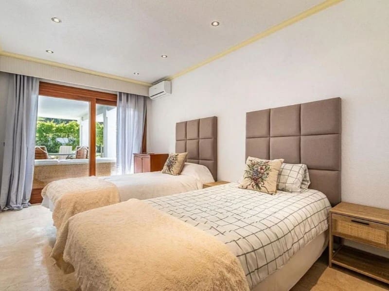 5 bedroom Villa for rent in Estepona - € 7,000 (Ref: 9571460)