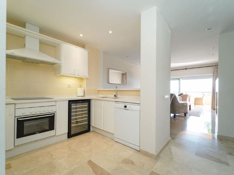 2 bedroom Apartment for rent in Elviria with pool garage - € 2,500 (Ref: 9571461)