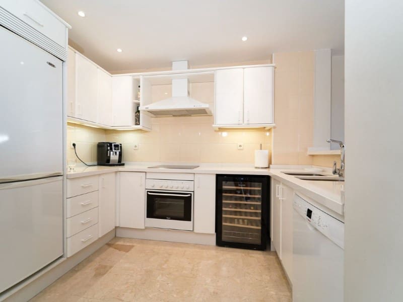 2 bedroom Apartment for rent in Elviria with pool garage - € 2,500 (Ref: 9571461)