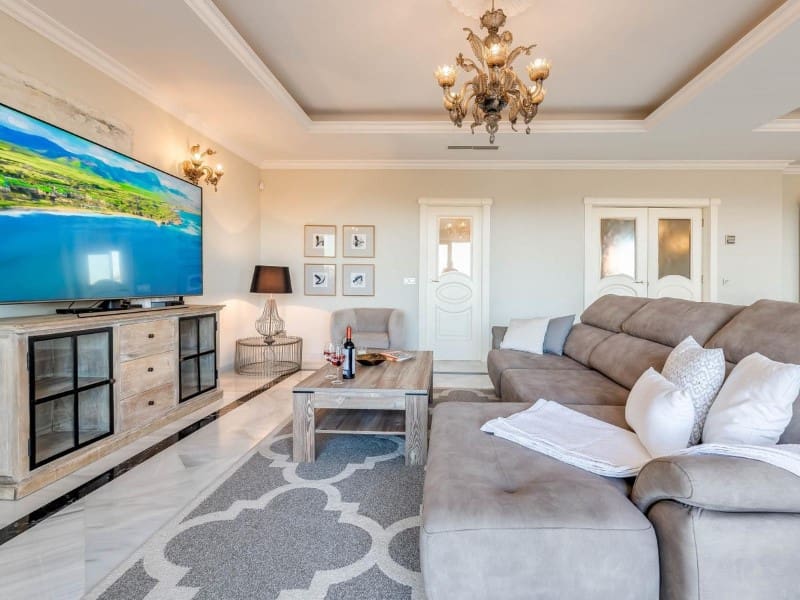 7 sypialnia Willa do wynajęcia w Rio Real z basenem garażem - 7 900 € (Ref: 9571462)