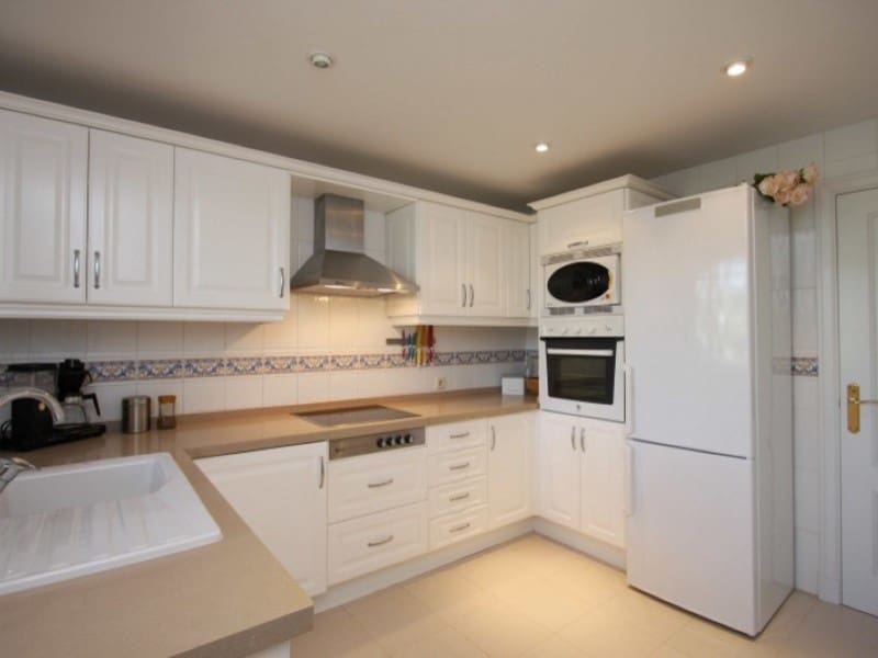 3 bedroom Apartment for rent in Elviria with pool garage - € 2,500 (Ref: 9571467)