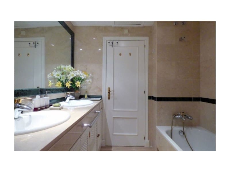 3 bedroom Apartment for rent in Elviria with pool garage - € 2,500 (Ref: 9571467)