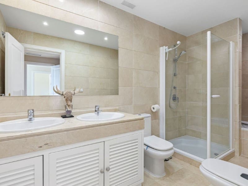 4 Zimmer Villa zu verkaufen in Benahavis mit Pool - 1.050.000 € (Ref: 9574899)