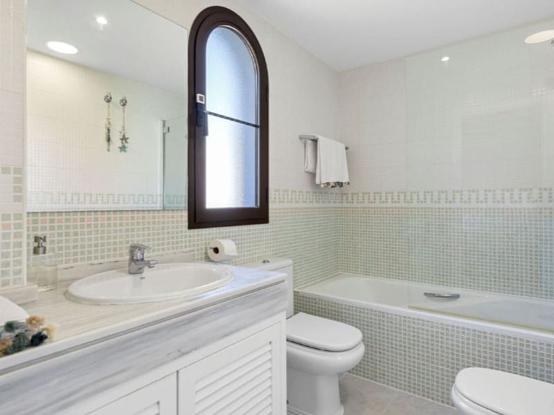 4 Zimmer Villa zu verkaufen in Benahavis mit Pool - 1.050.000 € (Ref: 9574899)