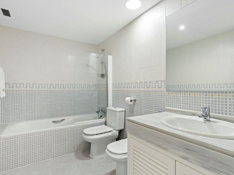 4 Zimmer Villa zu verkaufen in Benahavis mit Pool - 1.050.000 € (Ref: 9574899)