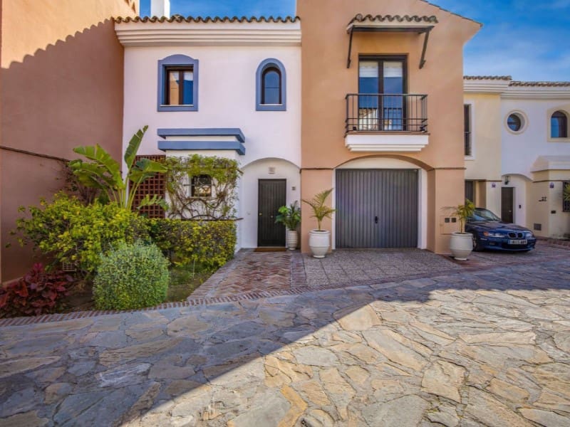 4 Zimmer Villa zu verkaufen in Benahavis mit Pool - 1.050.000 € (Ref: 9574899)