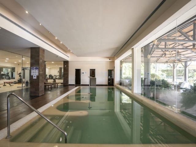 3 quarto Apartamento para venda em Los Arqueros - Puerto del Almendro, Benahavís com piscina garagem - 1 200 000 € (Ref: 9574904)