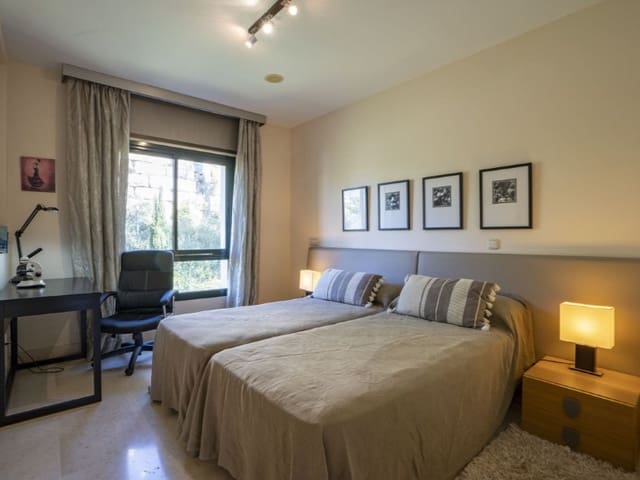 3 quarto Apartamento para venda em Los Arqueros - Puerto del Almendro, Benahavís com piscina garagem - 1 200 000 € (Ref: 9574904)