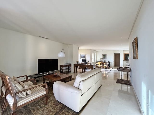 Apartamento de 2 habitaciones en Los Monteros, Marbella en venta con piscina - 1.350.000 € (Ref: 9574915)