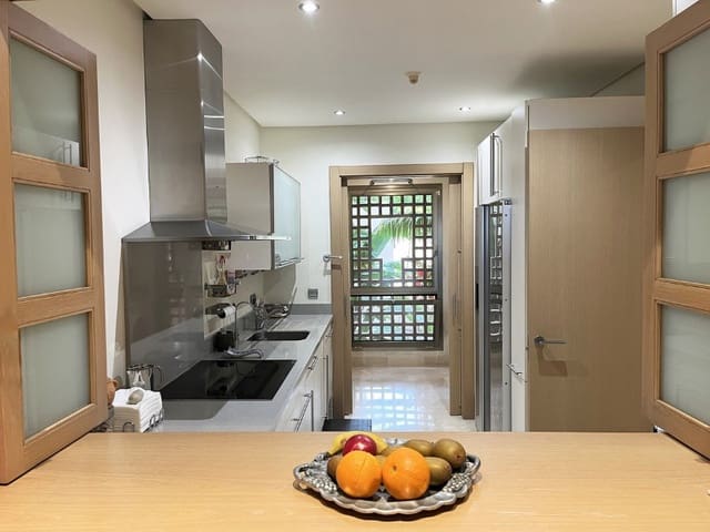 Apartamento de 2 habitaciones en Los Monteros, Marbella en venta con piscina - 1.350.000 € (Ref: 9574915)