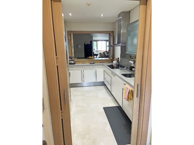 Apartamento de 2 habitaciones en Los Monteros, Marbella en venta con piscina - 1.350.000 € (Ref: 9574915)