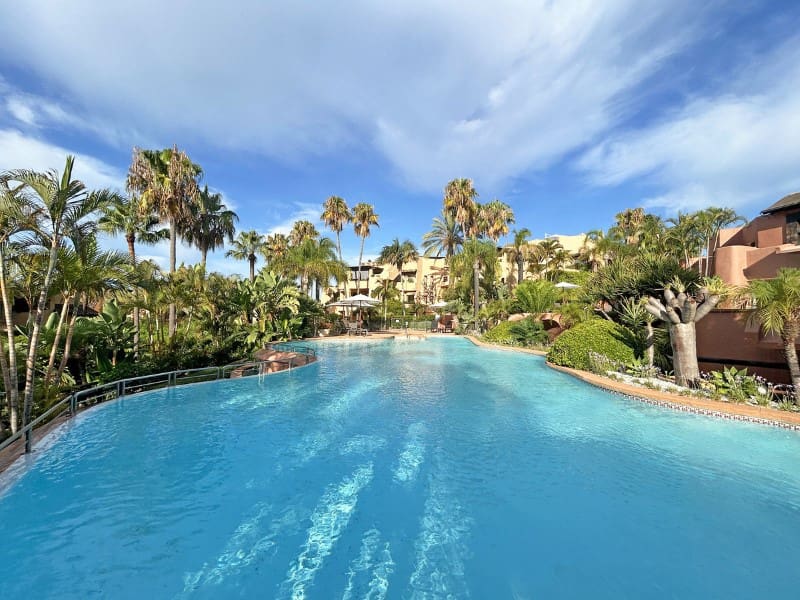 2 slaapkamer Appartement te koop in Los Monteros met zwembad - € 1.350.000 (Ref: 9574915)