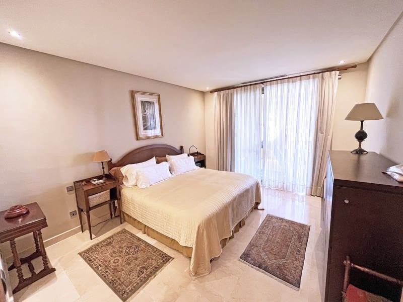 2 slaapkamer Appartement te koop in Los Monteros met zwembad - € 1.350.000 (Ref: 9574915)