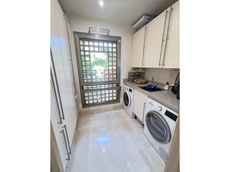 2 slaapkamer Appartement te koop in Los Monteros met zwembad - € 1.350.000 (Ref: 9574915)