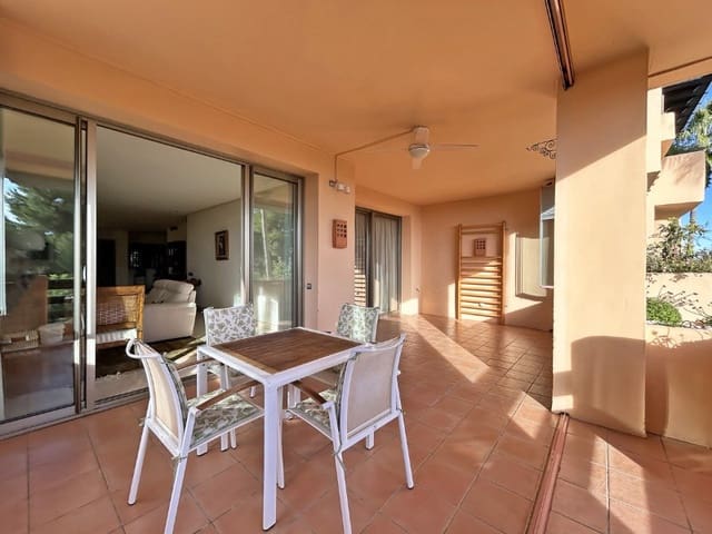 Apartamento de 2 habitaciones en Los Monteros, Marbella en venta con piscina - 1.350.000 € (Ref: 9574915)